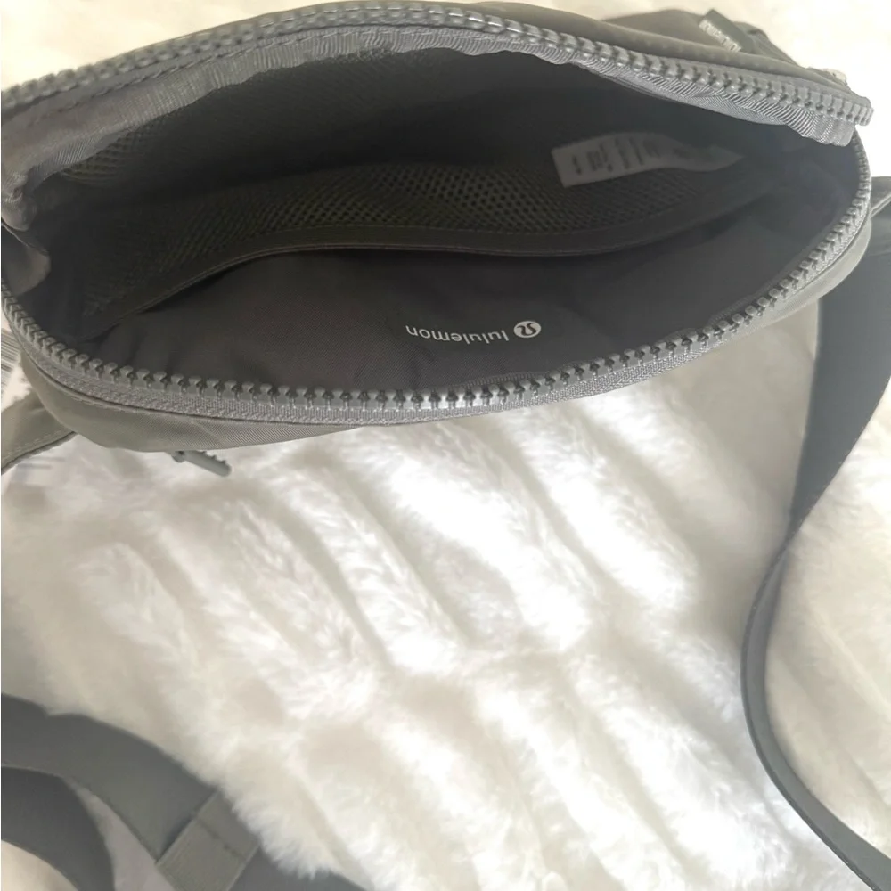 Lululemon athletica Olive Green Bag - Picture 10 of 12